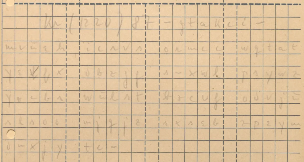 Détail du message chiffré MVUEH conservé sur une grille manuscrite