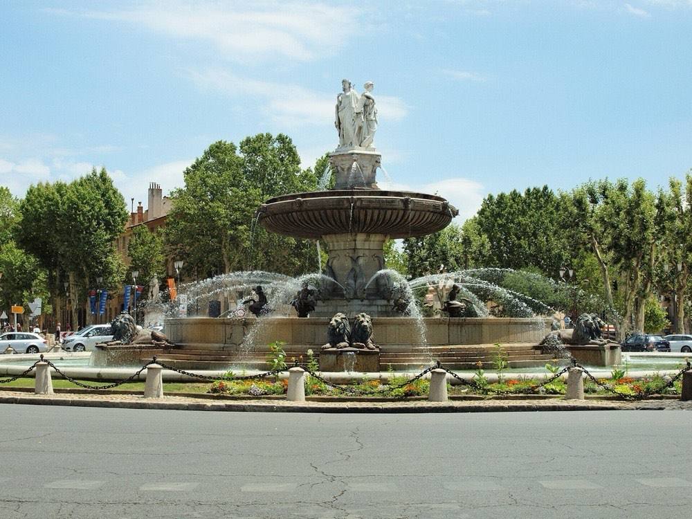 La fontaine de la Rotonde, à l'entrée du cours Mirabeau