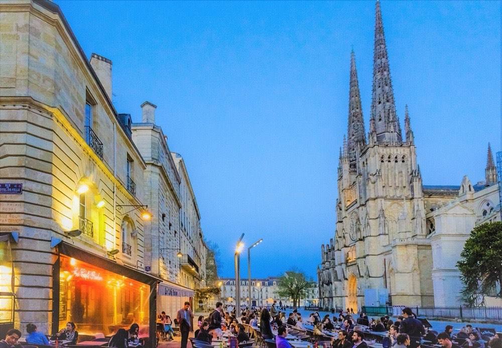 La place Pey-Berland et la cathédrale Saint-André, en plein centre d'affaires