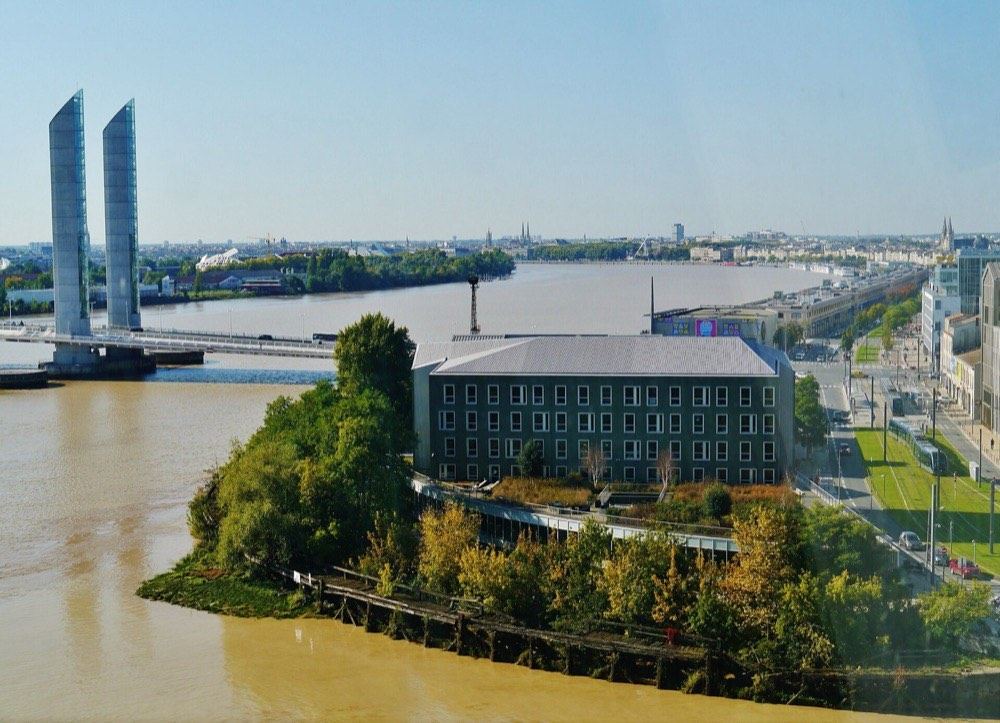 La Cité du Vin, sur les quais rénovés de la Garonne