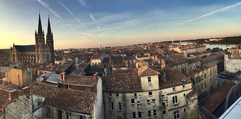 Les toits du quartier des Chartrons et les flèches de la cathédrale