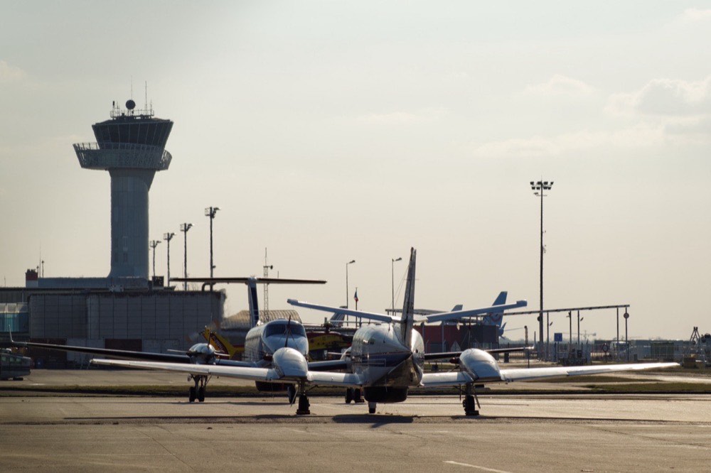 Tarmac et tour de contrôle de l'aéroport de Bordeaux-Mérignac