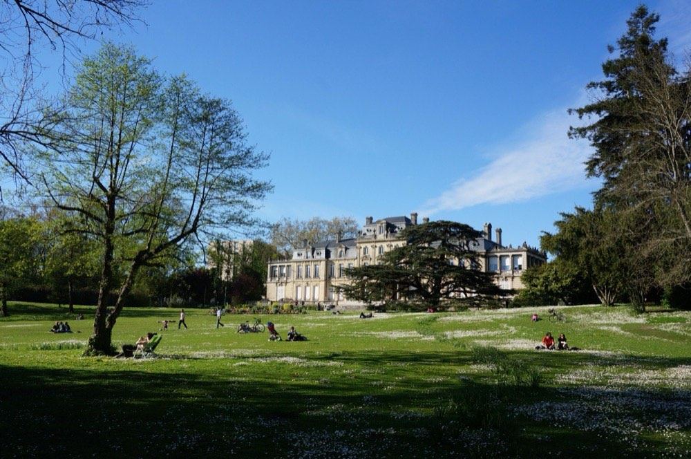 Le château et la pelouse du parc de Bourran à Mérignac