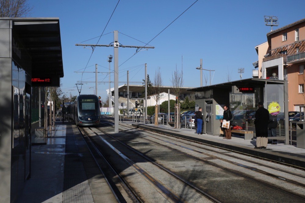 Une rame du tramway à la station Pin Galant à Mérignac