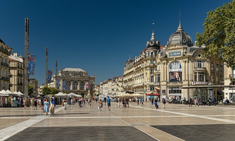 La place de la Comédie, principal point de rendez-vous de la ville