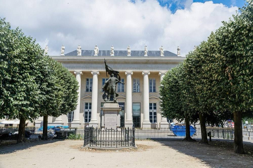 Le palais de la Bourse, ancienne place de négoce devenue lieu de commerce