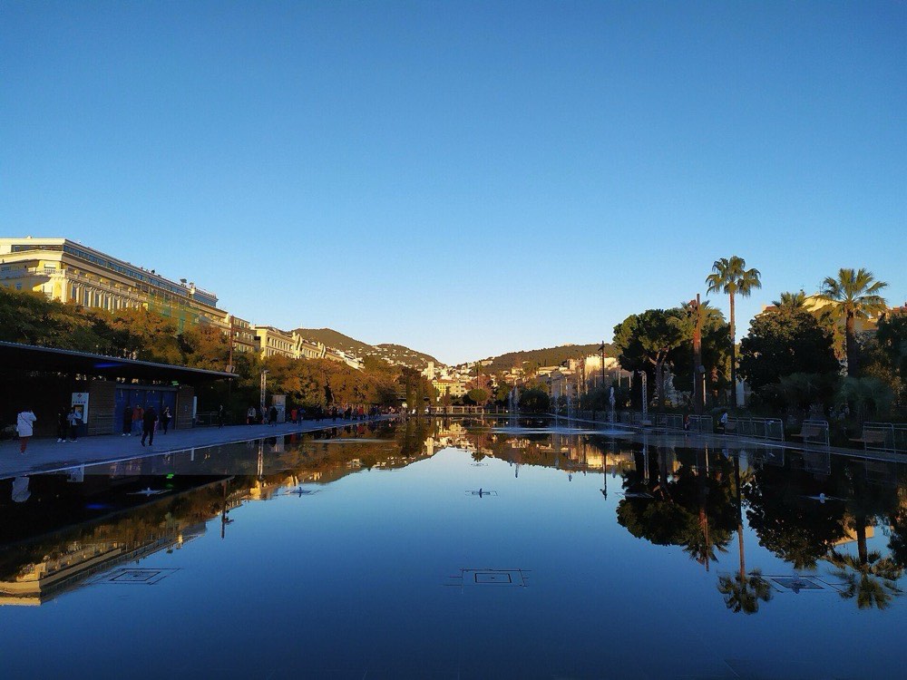 La coulée verte et son miroir d'eau, sur l'ancien tracé du Paillon