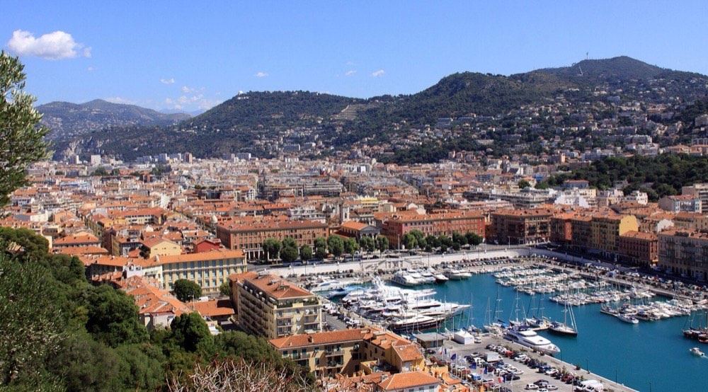 Le port de Nice et les toits de la vieille ville