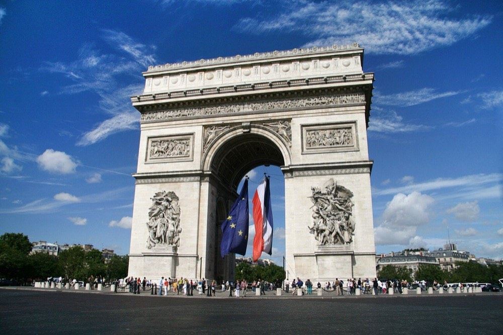 L'Arc de triomphe, au centre de la place de l'Étoile