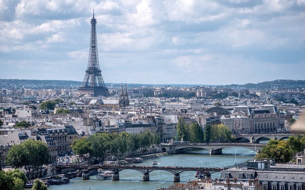 Les toits de Paris et la tour Eiffel, vus depuis la tour Saint-Jacques