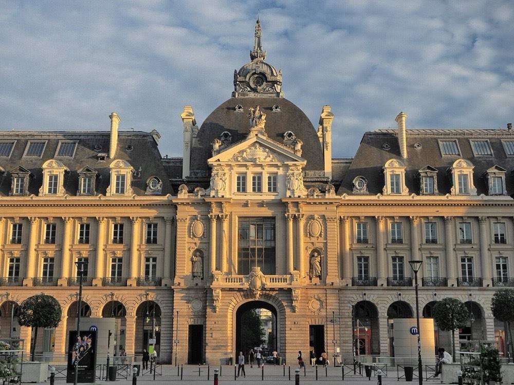 Le palais du Commerce, place de la République