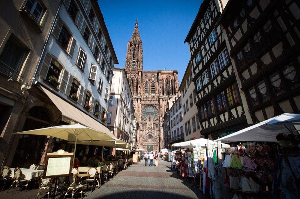La rue Mercière et la flèche de la cathédrale