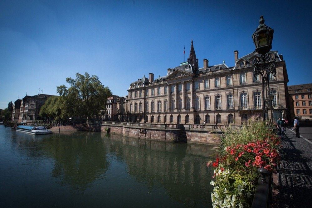 Le palais Rohan, sur les quais de l'Ill