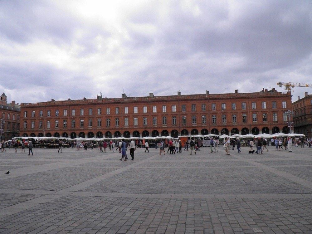 La place du Capitole, centre administratif et économique de la ville