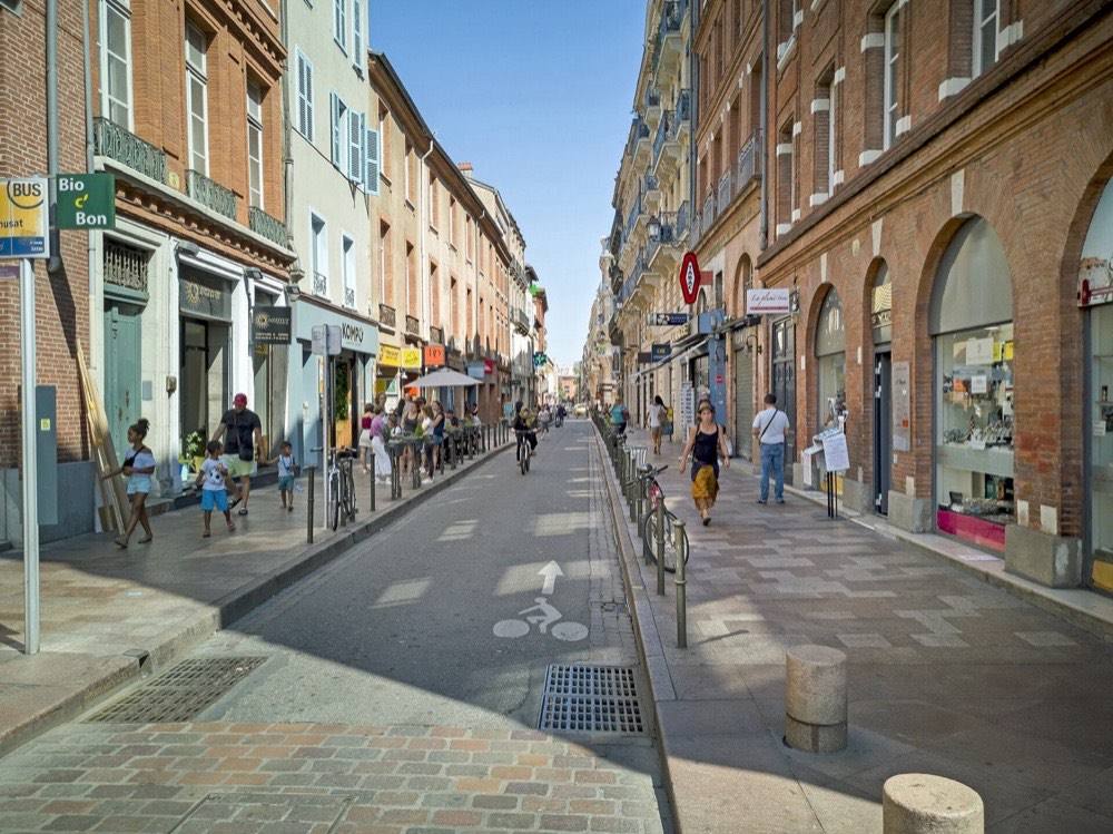La rue de Rémusat, artère commerçante du centre